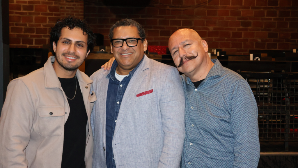 Rafael Larx, a la izquierda, Jorge González Pacheco, al centro, y Rafa Lara, a la derecha, posan juntos en el Central Cinema de Seattle durante el cierre del Seattle Latino Film Festival 2026.