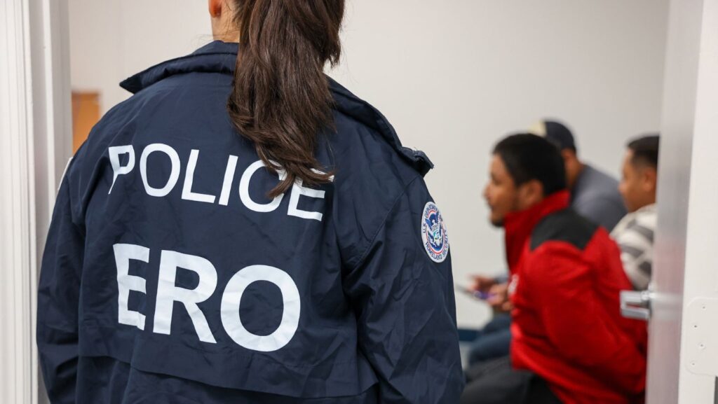 Agentes del ICE llevan a cabo intensos operativos para realizar arrestos. (Foto: Servicio de 