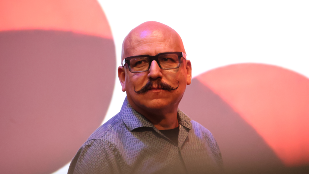 El director mexicano Rafa Lara, con lentes negros, camisa estampada y bigote, durante la presentación de su película “Hijo de familia” en Seattle.