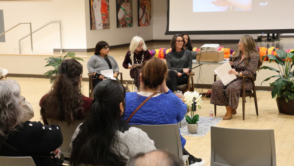 Estela Ortega, Julie Wise y Maribel Pastor participan en un panel sobre las elecciones del Condado de King ante residentes reunidos en Sea Mar South Park, Seattle.