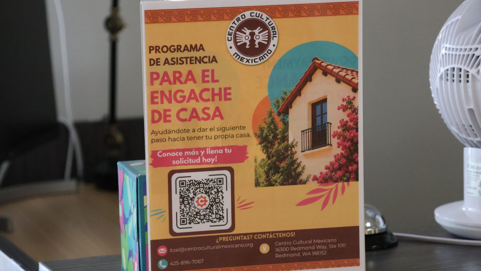 Afiche del programa de asistencia para el enganche de vivienda del Centro Cultural Mexicano, con código QR e información de contacto.
