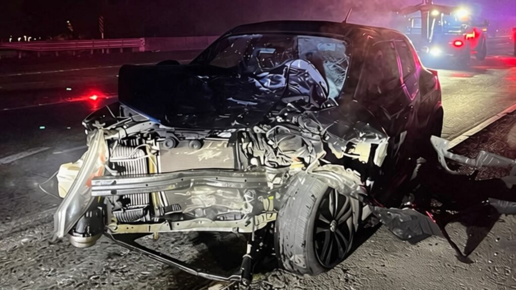 Estado de vehículo que se estrelló con la patrulla. El incidente ocurrió en la autopista 5 norte, en Federal Way (Foto: Patrulla Estatal de Washington)