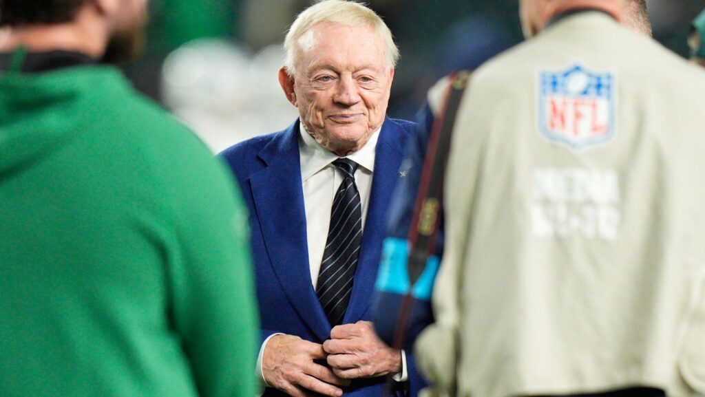 El propietario de los Dallas Cowboys, Jerry Jones, asiste a al partido de Monday Night Football de la NFL contra los Philadelphia Eagles en Filadelfia, el lunes 26 de octubre de 2026. (Foto AP/Chris Szagola)