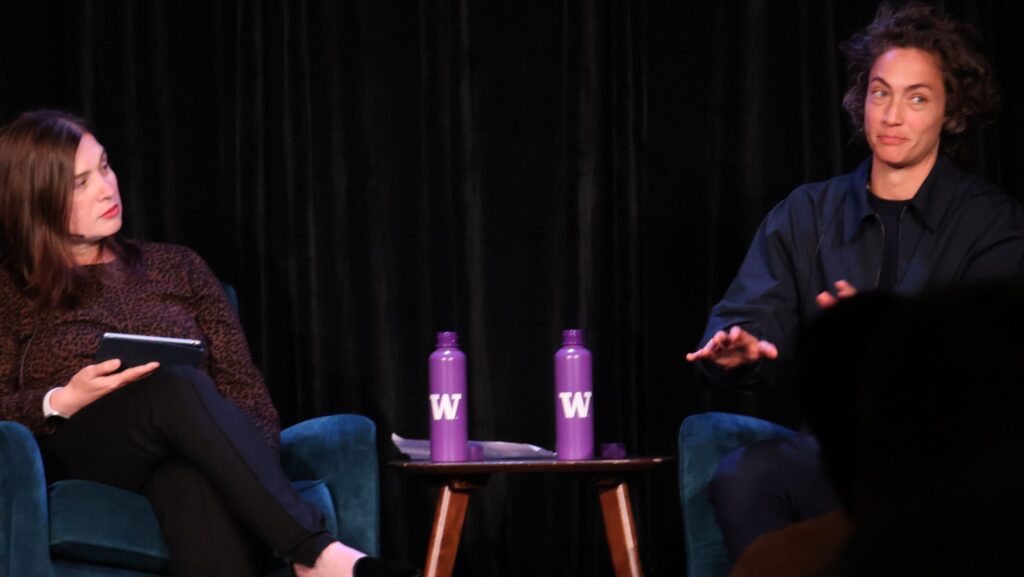 La profesora Sophia Jordán Wallace, a la izquierda, escucha a la periodista Paola Ramos durante una conversación sobre la participación política de los latinos en Seattle.