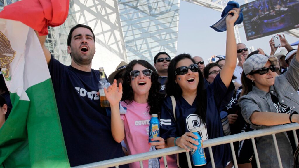 Fanáticos mexicanos celebran durante un partido de la NFL contra los Chicago Bears en Arlington, Texas. Los Cowboys conmemoran el Mes de la Herencia Hispana durante el encuentro. (Foto AP/Sharon Ellman)