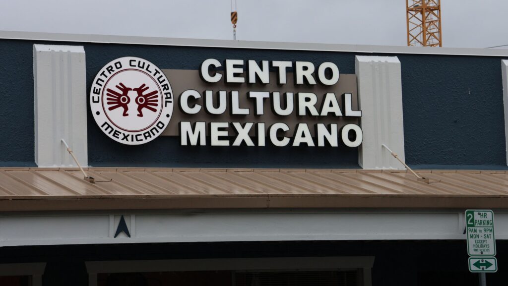Letrero exterior del Centro Cultural Mexicano en su sede de Redmond, Washington.