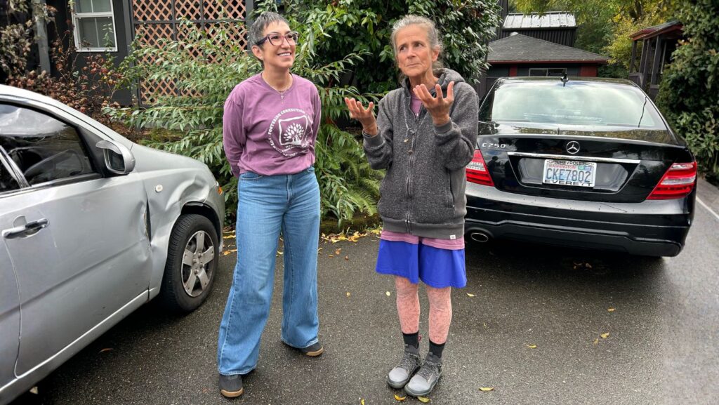 Karina Gasperín, a la izquierda, y Stephany Sarantos conversan en el estacionamiento de The Clearwater School, en Bothell.