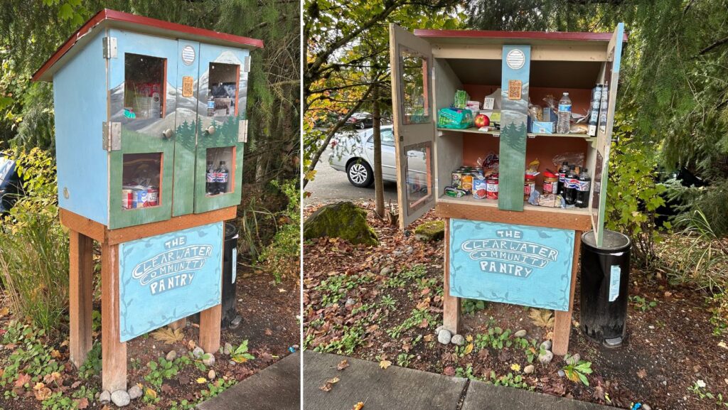 Dos fotografías muestran la despensa comunitaria de The Clearwater School, en Bothell, cerrada y abierta, con alimentos enlatados, bebidas y otros productos en sus estantes.