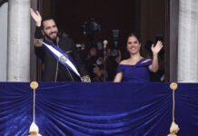 Bukele planea ofrecer liberación anticipada a acusados de colaborar con pandillas El presidente de El Salvador, Nayib Bukele, y su esposa, la primera dama Gabriela Rodríguez, saludan desde un balcón durante la ceremonia de investidura presidencial en San Salvador, el 1 de junio de 2024.