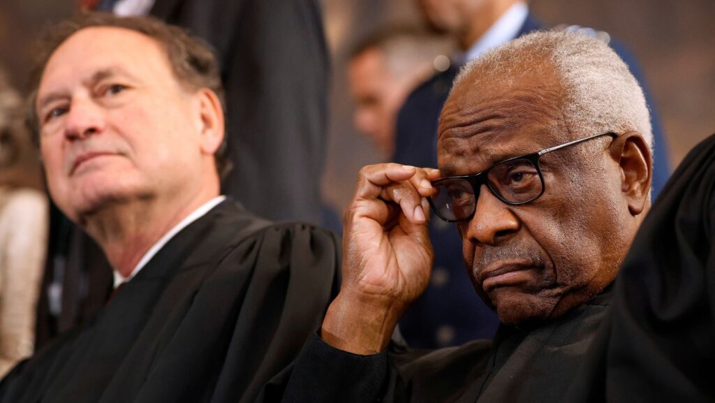 Los jueces de la Corte Suprema, Samuel Alito y Clarence Thomas, observan la ceremonia durante la 60.ª investidura presidencial, el lunes 20 de enero de 2025. (Chip Somodevilla/Foto de grupo de prensa vía AP)