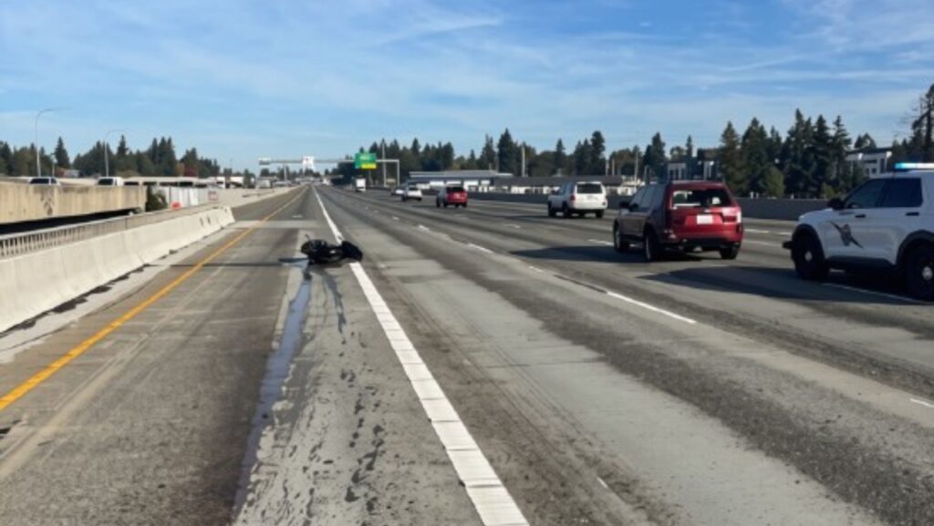 Una motocicleta se encuentra tendida en el carril para vehículos de alta ocupación (HOV) tras el choque ocurrido en la autopista 5, en dirección norte, en Kent, el 16 de octubre de 2026. (Patrulla Estatal de Washington)