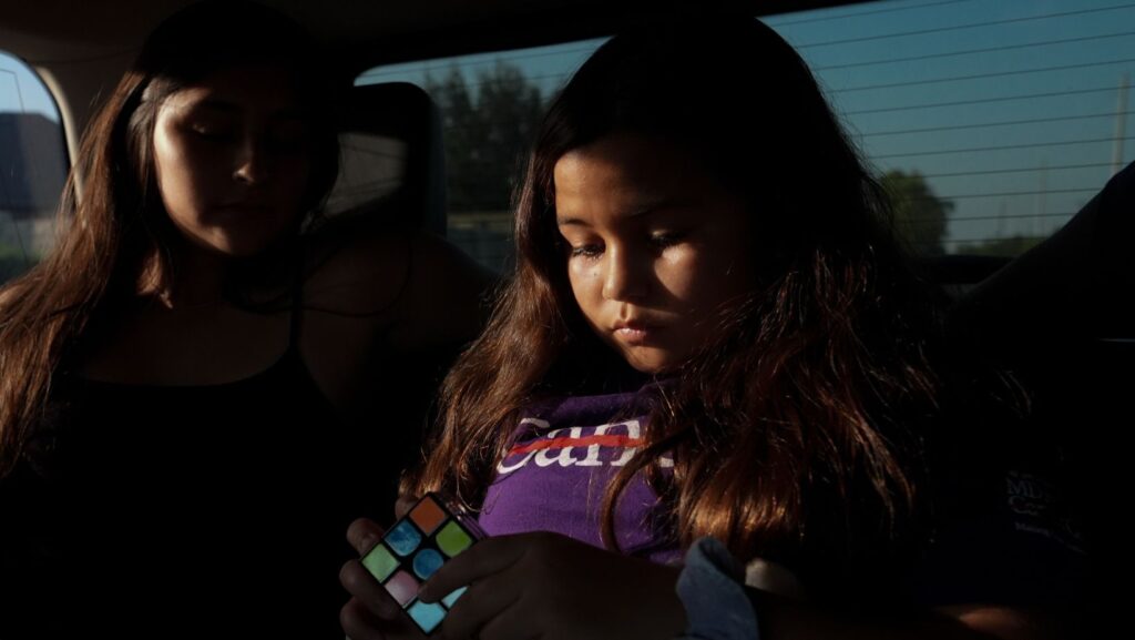 Kathryn Shergold, a la derecha, resuelve un cubo de Rubik en el coche mientras su prima Kimberly Ford, a la izquierda, la observa, el 14 de septiembre de 2026, en McAllen, Texas. (Foto AP/Julia Demaree Nikhinson)