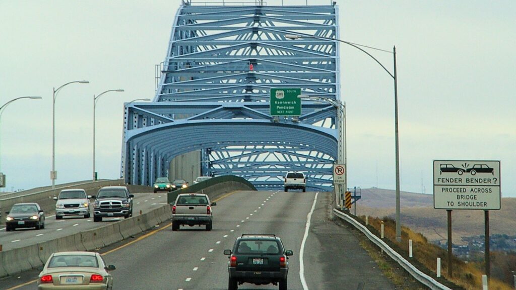 Vehículos circulan por el puente azul de Pasco (Blue Bridge), que cruza el río Columbia por la carretera US 395 y conecta Pasco con Kennewick, en el estado de Washington.