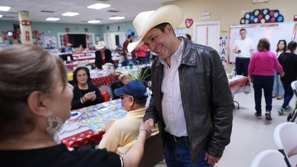 El candidato demócrata al Congreso Bobby Pulido realiza una parada de campaña en Pharr, Texas, el martes 10 de febrero de 2026. (Foto AP/Eric Gay)