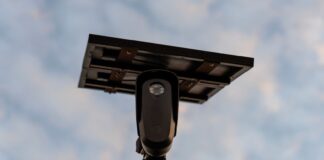 Yakima decidirá si retira ciertas cámaras Flock por cuestiones de privacidad Un lector de placas de autos de la empresa Flock Safety se observa en la vía pública (Foto AP/David Goldman, Archivo)