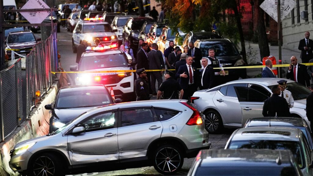 Imagen de la cámara corporal de un agente del Departamento de Policía de Nueva York. Personal de las fuerzas del orden atiende a un hombre dominicano que recibió disparos de agentes de inmigración el jueves 8 de octubre de 2026, mientras conducía su automóvil con un niño de 5 años a bordo. (NYPD vía AP)