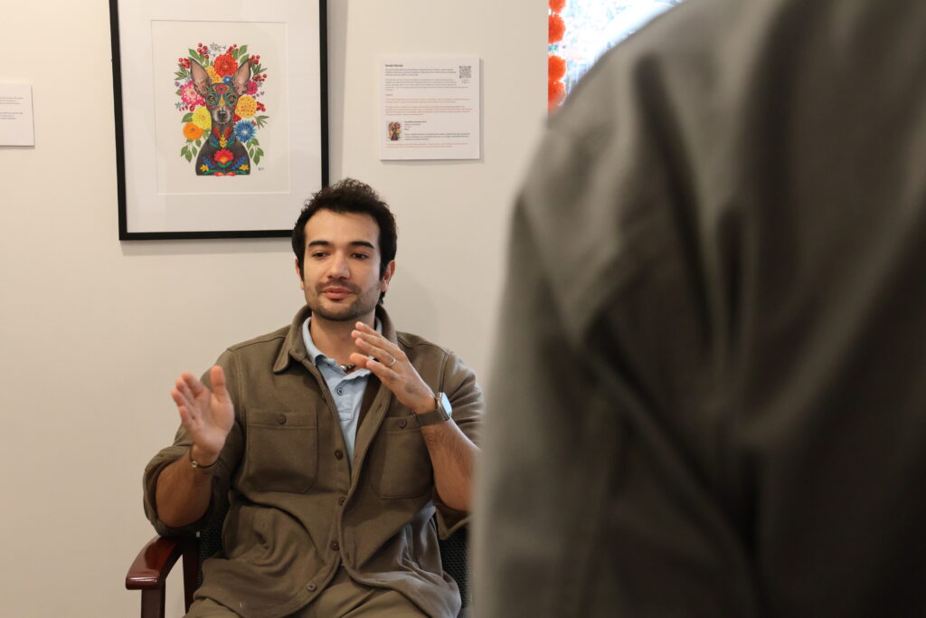 El ingeniero mexicano Carlos Iván Ibarra Pacheco conversa y gesticula durante una entrevista en las instalaciones del Centro Cultural Mexicano.