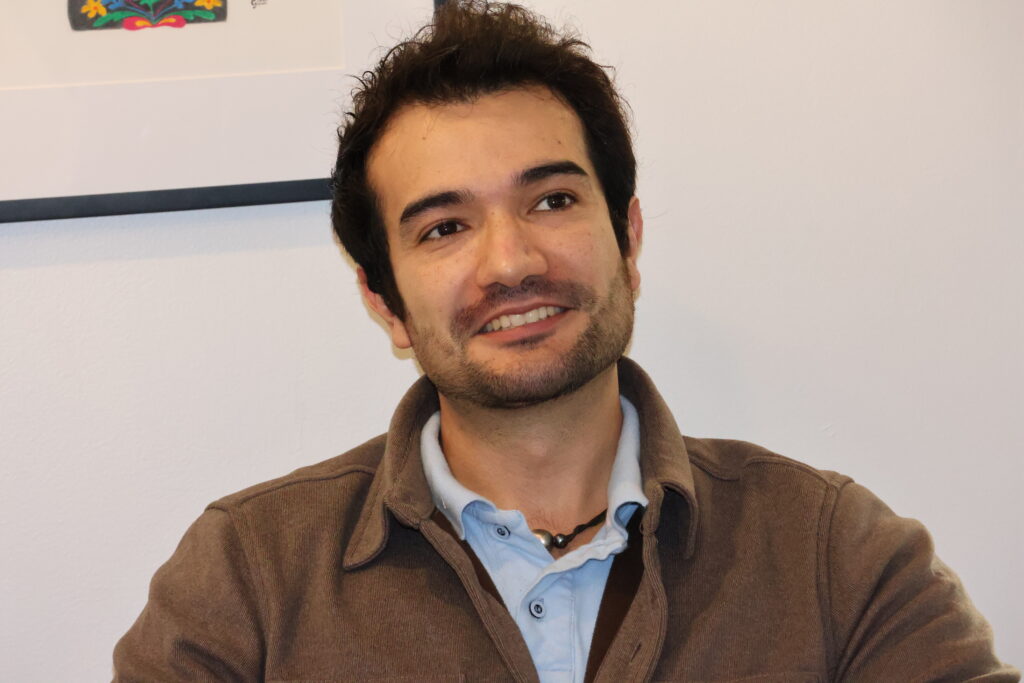 Carlos Iván Ibarra Pacheco sonríe mientras participa en una entrevista sobre su experiencia como ingeniero mexicano en Microsoft.