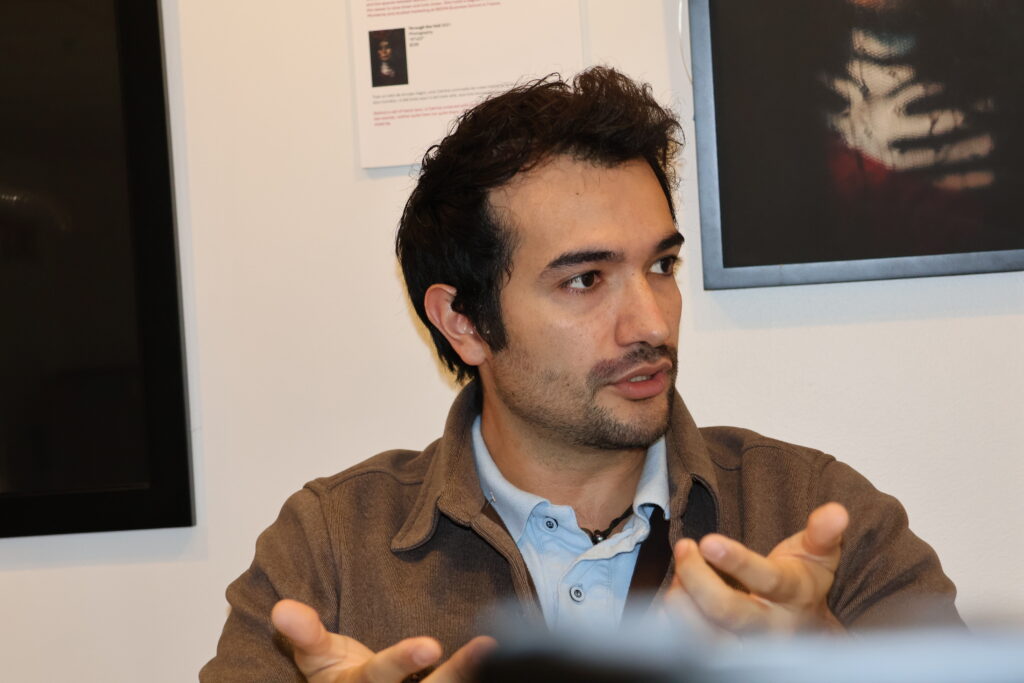 Carlos Iván Ibarra Pacheco, ingeniero mexicano contratado por Microsoft, gesticula mientras conversa durante una entrevista en el Centro Cultural Mexicano.