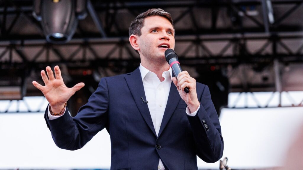 El candidato al Senado estadounidense James Talarico se dirige a los asistentes al mitin "Ready, Go, Vote" de Voto Latino el domingo 25 de octubre de 2026 en Weslaco, Texas, antes de las elecciones de medio término. (Foto AP/Michael González)