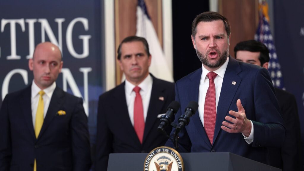 La foto muestra al vicepresidente JD Vance, quien habla mientras Stephen Miller, subjefe de gabinete de la Casa Blanca (a la izquierda), y el fiscal general Todd Blanche escuchan durante una conferencia de prensa sobre el Grupo de Trabajo contra el Fraude, en el complejo de la Casa Blanca, el jueves 8 de octubre de 2026. (Foto AP/Tom Brenner)