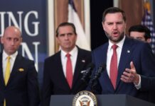 Gobierno de Trump acusa a Microsoft de fraude, prohibe trámites de residencia para trabajadores extranjeros La foto muestra al vicepresidente JD Vance, quien habla mientras Stephen Miller, subjefe de gabinete de la Casa Blanca (a la izquierda), y el fiscal general Todd Blanche escuchan durante una conferencia de prensa sobre el Grupo de Trabajo contra el Fraude, en el complejo de la Casa Blanca, el jueves 8 de octubre de 2026. (Foto AP/Tom Brenner)