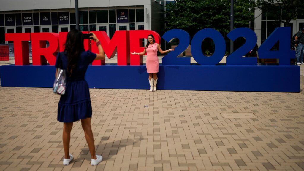 La congresista de Texas, Mónica De La Cruz, posa para una fotografía durante el segundo día de la Convención Nacional Republicana de 2024, cerca del Fiserv Forum, el martes 16 de julio de 2024, en Milwaukee. (Foto AP/Jae C. Hong)