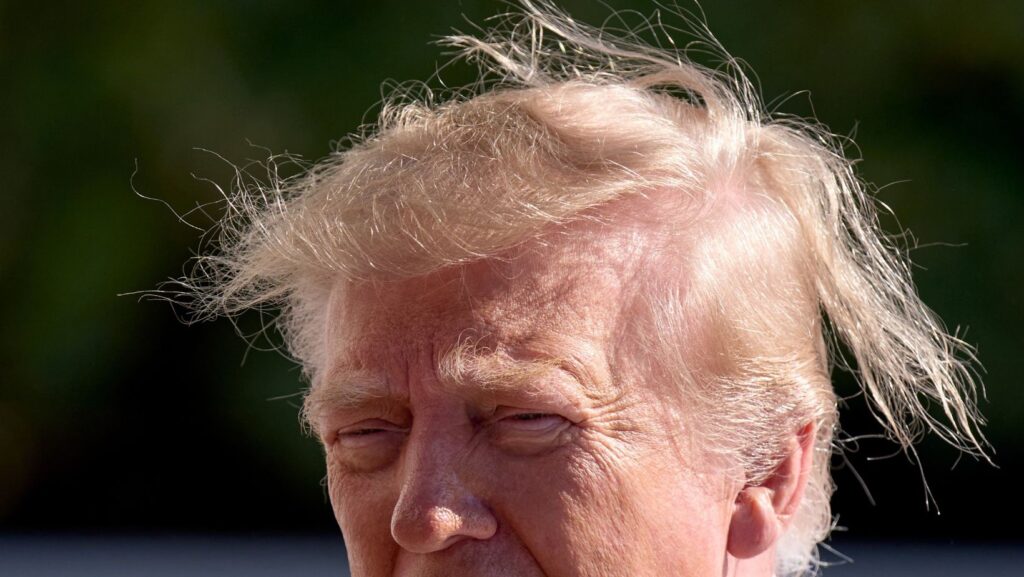 El presidente Donald Trump conversa con periodistas antes de partir a bordo del Marine One desde el jardín sur (South Lawn) de la Casa Blanca, el viernes 23 de octubre de 2026, en Washington. (Foto AP/Alex Brandon)