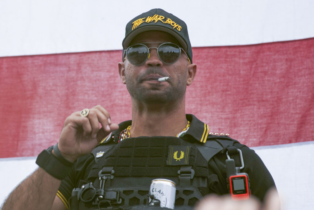 Henry “Enrique” Tarrio, exlíder de los Proud Boys, lleva una gorra negra, lentes de sol y un chaleco táctico durante una manifestación en Portland, Oregon, el 26 de septiembre de 2020.