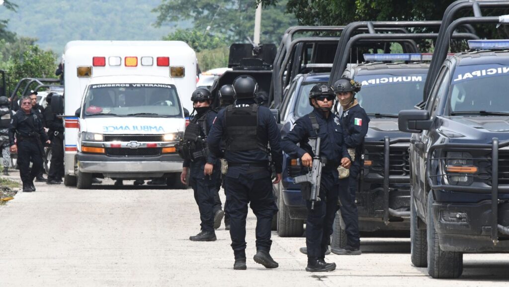 Agentes de policía se reúnen frente a la penitenciaría El Castillo durante un motín en Mazatlán, México, el jueves 8 de octubre de 2026. (Foto AP/Fausto Camacho)
