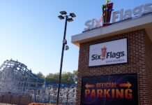 Accidente fatal cuestiona la seguridad de montañas rusas Se observan atracciones en Six Flags en Georgia, al noroeste de Atlanta, el martes 13 de octubre de 2026. (Foto AP/Mike Stewart)