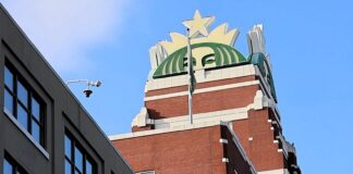Starbucks cerrará cinco tiendas en WA y eliminará empleos en Seattle Sede de Starbucks en Seattle, con el logotipo de la compañía visible en la parte superior del edificio.