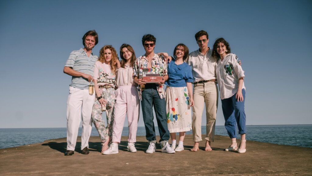 Esta imagen difundida por ViX muestra, de izquierda a derecha, a Luis de la Rosa, Michelle Pellicer, Macarena García, Iker Solano, Jesusa Ochoa, Edu Maruri y Sol Wainer posando en el set de la serie "Timbiriche". (ViX vía AP)