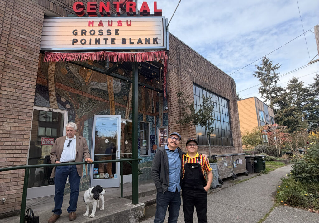El director mexicano Rafa Lara, a la izquierda, posa junto a Ulises Navarro frente al Central Cinema de Seattle, donde se proyectó la película “Hijo de familia” durante el Seattle Latino Film Festival 2026.