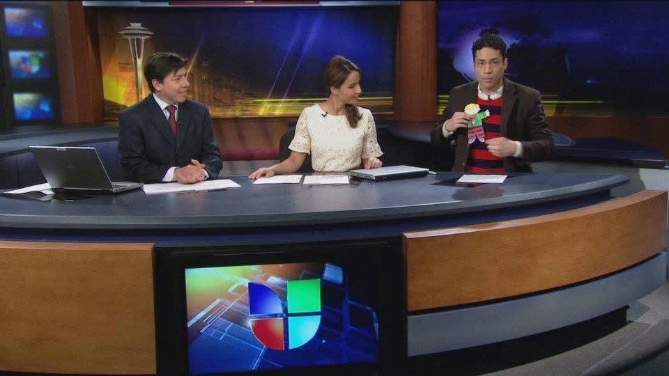 Jaime Méndez, Teresa González y José Cedeño en el estudio de Univisión Seattle durante una transmisión.