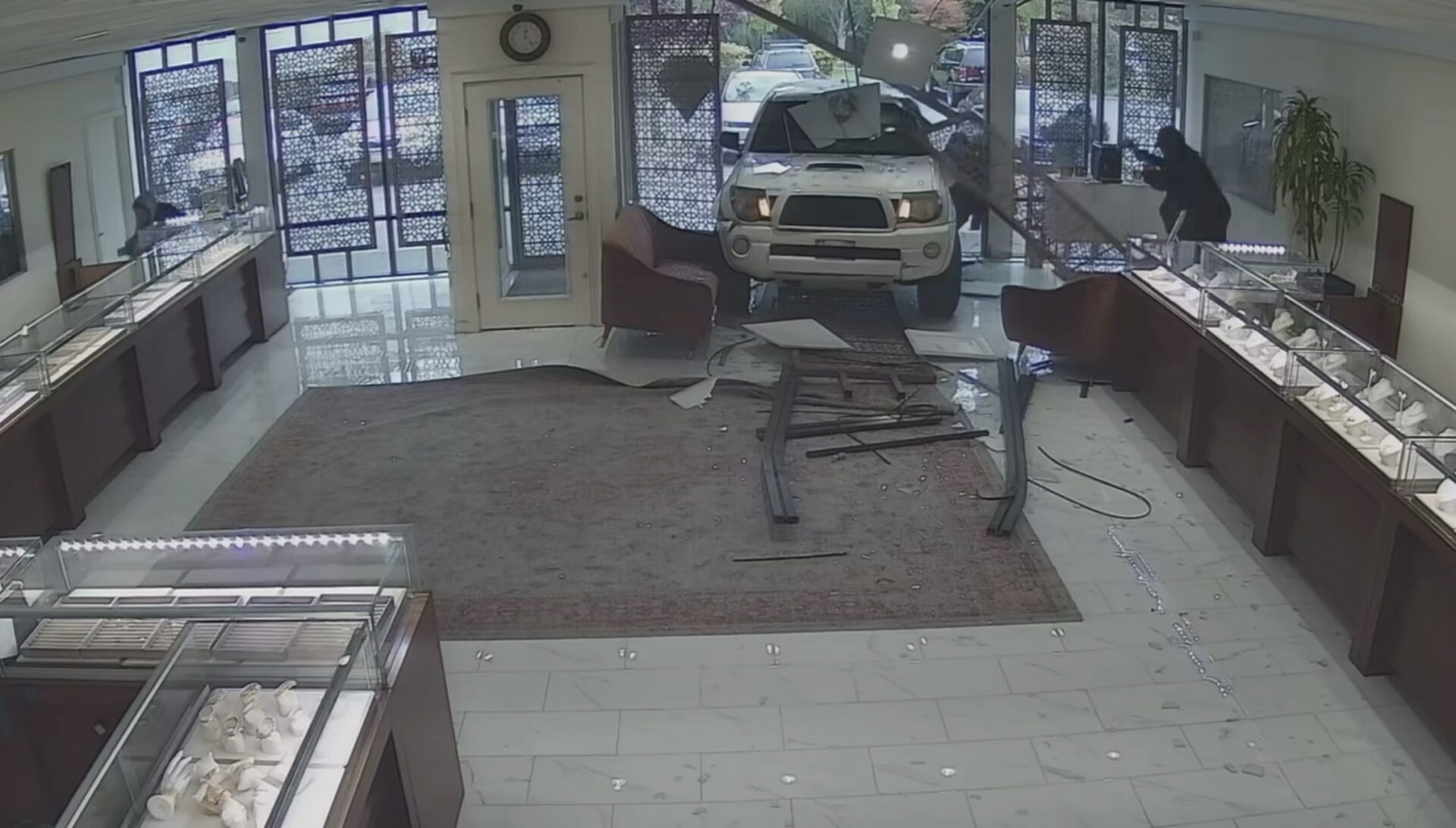Camioneta Toyota Tacoma blanca dentro de una joyería en Lynnwood después de atravesar la entrada del negocio durante un intento de robo el 6 de octubre de 2026.