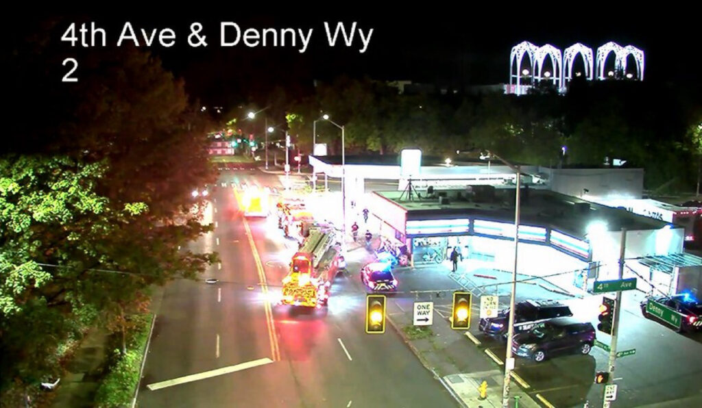 Patrullas y un camión de bomberos permanecen junto a una gasolinera cerca de Denny Way y Fourth Avenue, en Seattle, durante un operativo de emergencia.