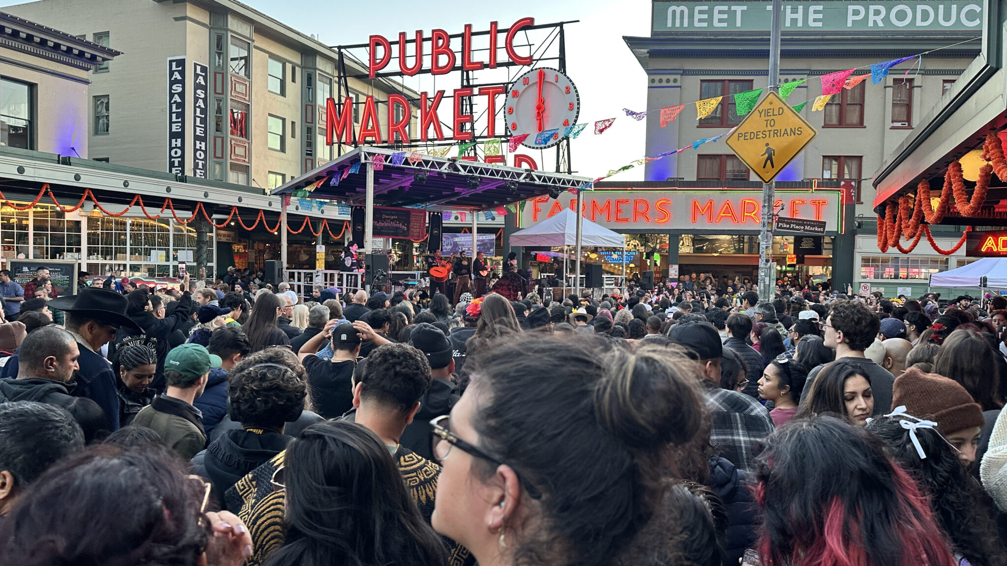 Rotundo éxito de la celebración del Día de Muertos en Pike Place Market de Seattle Rotundo éxito de la celebración del Día de Muertos en Pike Place Market de Seattle