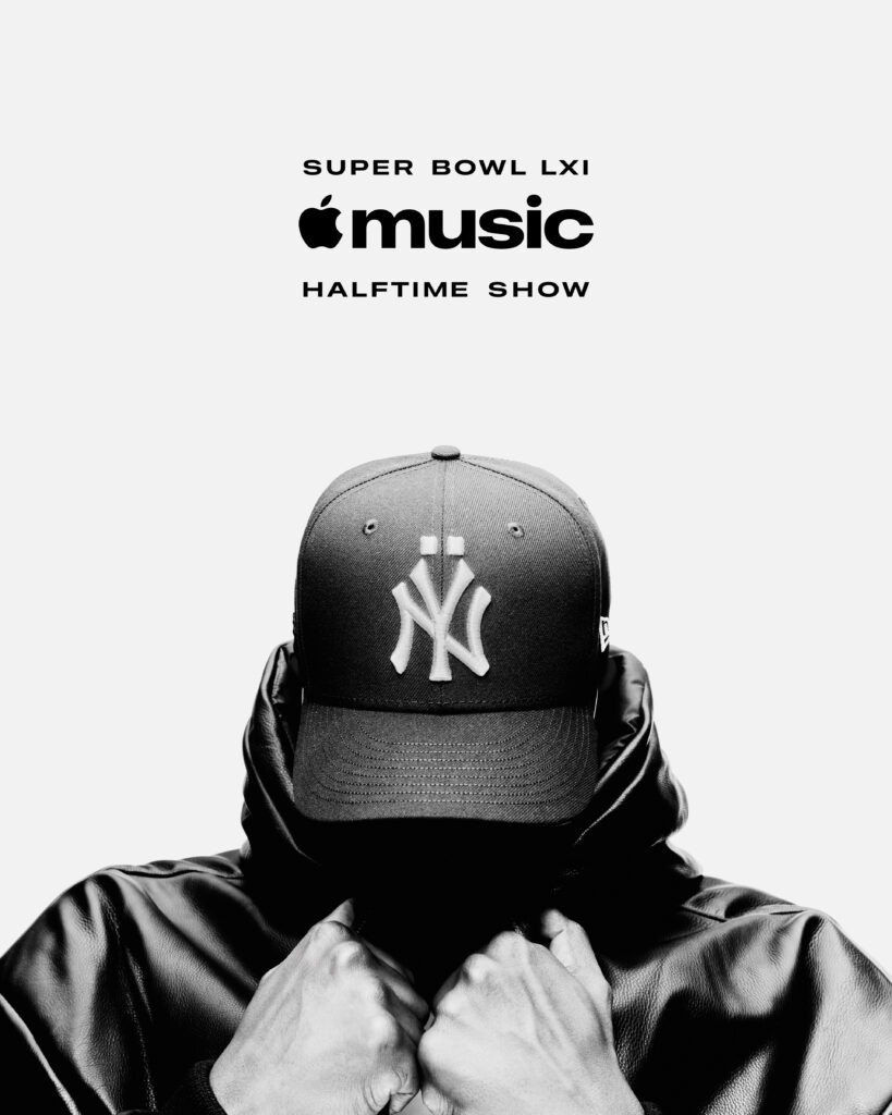 Imagen promocional en blanco y negro del espectáculo de medio tiempo del Super Bowl LXI, con JAY-Z vistiendo una gorra de los Yankees de Nueva York y una chaqueta negra. En la parte superior aparece el logotipo de Apple Music.